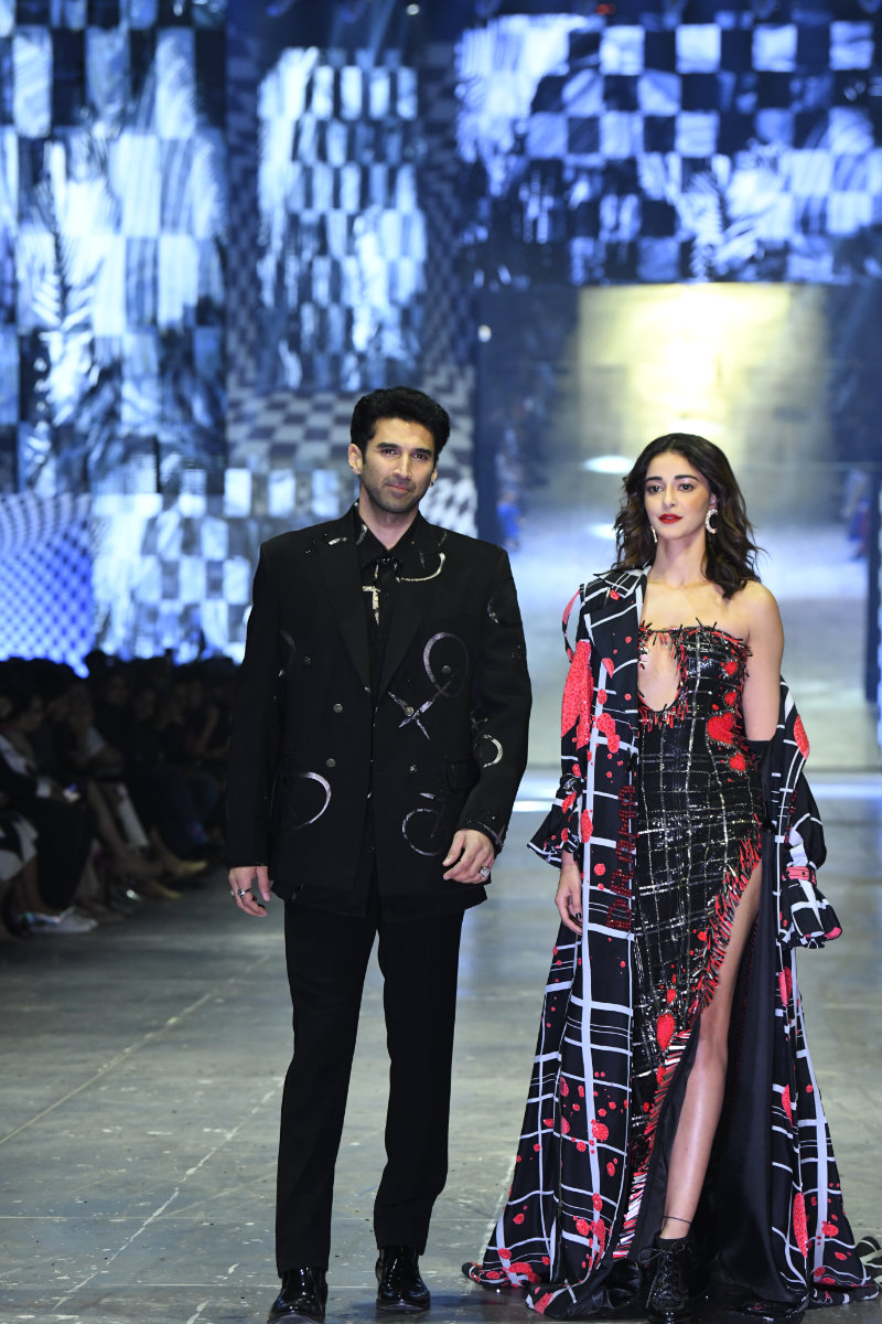 Ranveer Deepika News,रणवीरने रॅम्पवरच दीपिकाला केलं Kiss, रॉयल लूकमधल्या  फोटोंची तुफान चर्चा - ranveer singh deepika padukone mumbai fashion show  royal look ramp walk ranveer kisses deepika ...