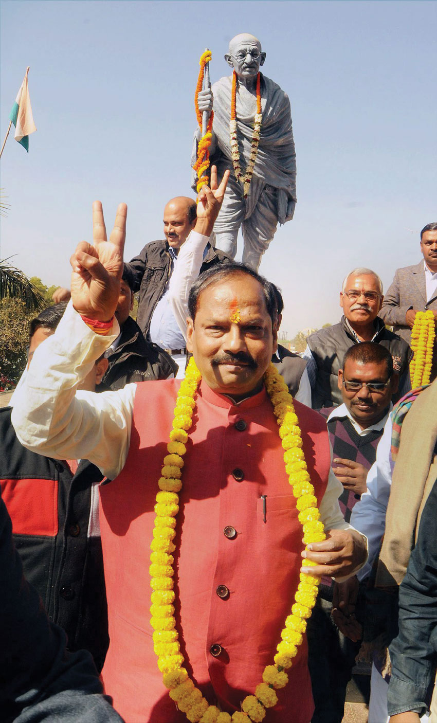 Jharkhand Chief Minister Raghubar Das flashes victory sign after taking oath at Morabadi Ground in Ranchi. (Press Trust of India)