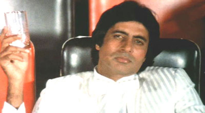 Amitabh Bachchan in a scene from "Sharabi."