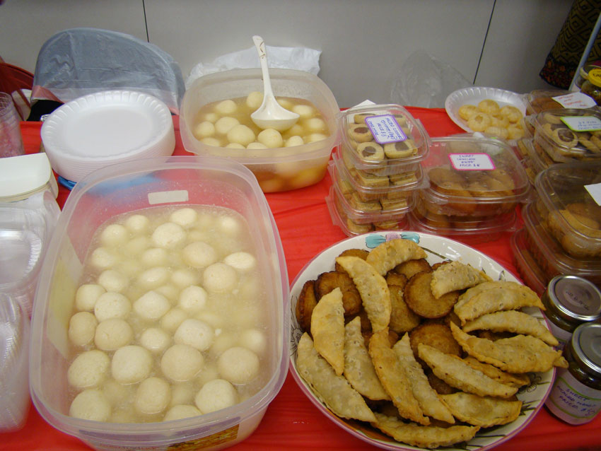 Roshogolla and other Bengali Sweets (Ras Siddiqui)