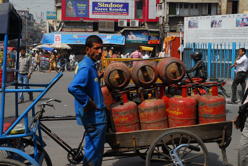 Worker delivering LPG gas cylinders on his cart in a busy lane in Mumbai. (iStock | Getty Images)