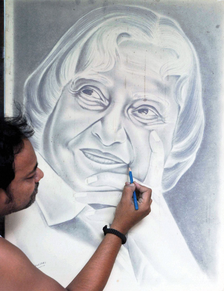 Renowned artist Ramzan Hussain pays tribute to former President A.P.J. Abdul Kalam, in Kolkata, July 28. (Press Trust of India) 
