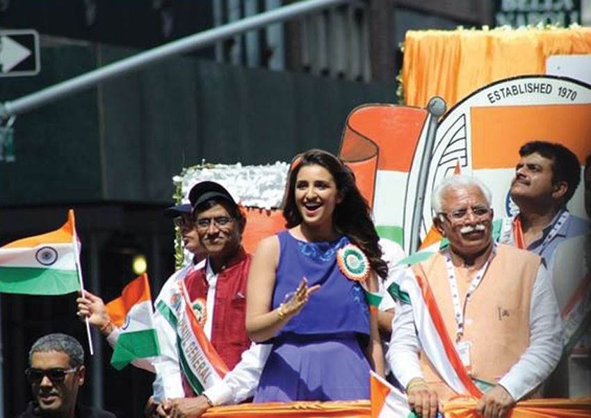Haryana Chief Minister Manohar Lal Khattar flanked by New York Consul General D.M. Mulay (l) and Bollywood Actress Parineeti Chopra (c) at the stand at India Day Parade organized by Federation of Indian Associations in New York on Aug. 17. (Facebook | Embassy of India, Washington, DC) 