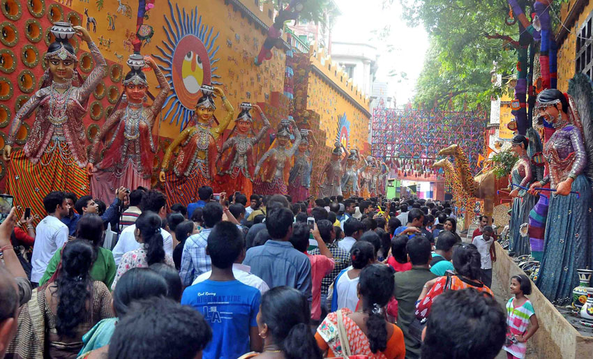 Crowd of devotees at Badamtala Ashar Sangha on the occasion of Mahasaptmi in Kolkata, Oct. 20. (Press Trust of India) 
