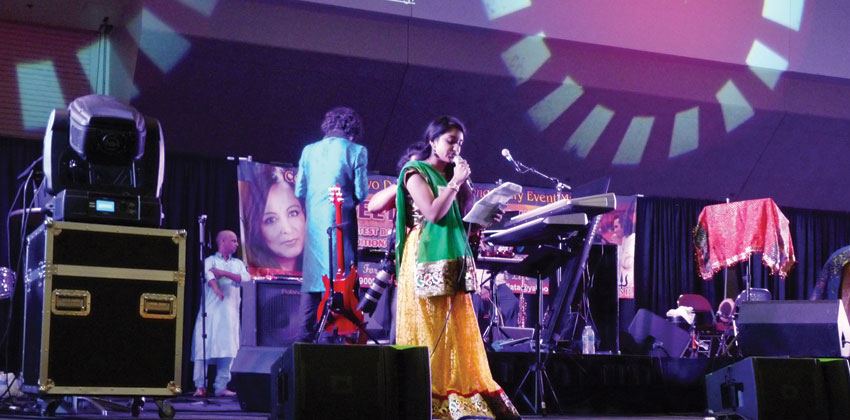 Live stage performance made the dancing all the more special as it was able to modulate the pace of Garba and Dandiya instantaneously, at Sankara Dandia 2015. (Vasudha Badri-Paul | Siliconeer) 