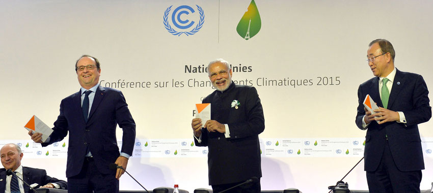 Prime Minister Narendra Modi and French President Francois Hollande at launch of the International Solar Alliance, during the COP21 Summit, in Paris, Nov. 30. (Press Information Bureau) 