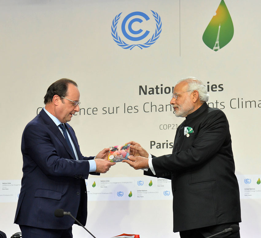 Prime Minister Narendra Modi and French President Francois Hollande at the launch of International Solar Alliance, during the COP21 Summit, in Paris, France on Nov. 30, as PM Modi releases Ricky Kej’s new music album. (Press Information Bureau) 