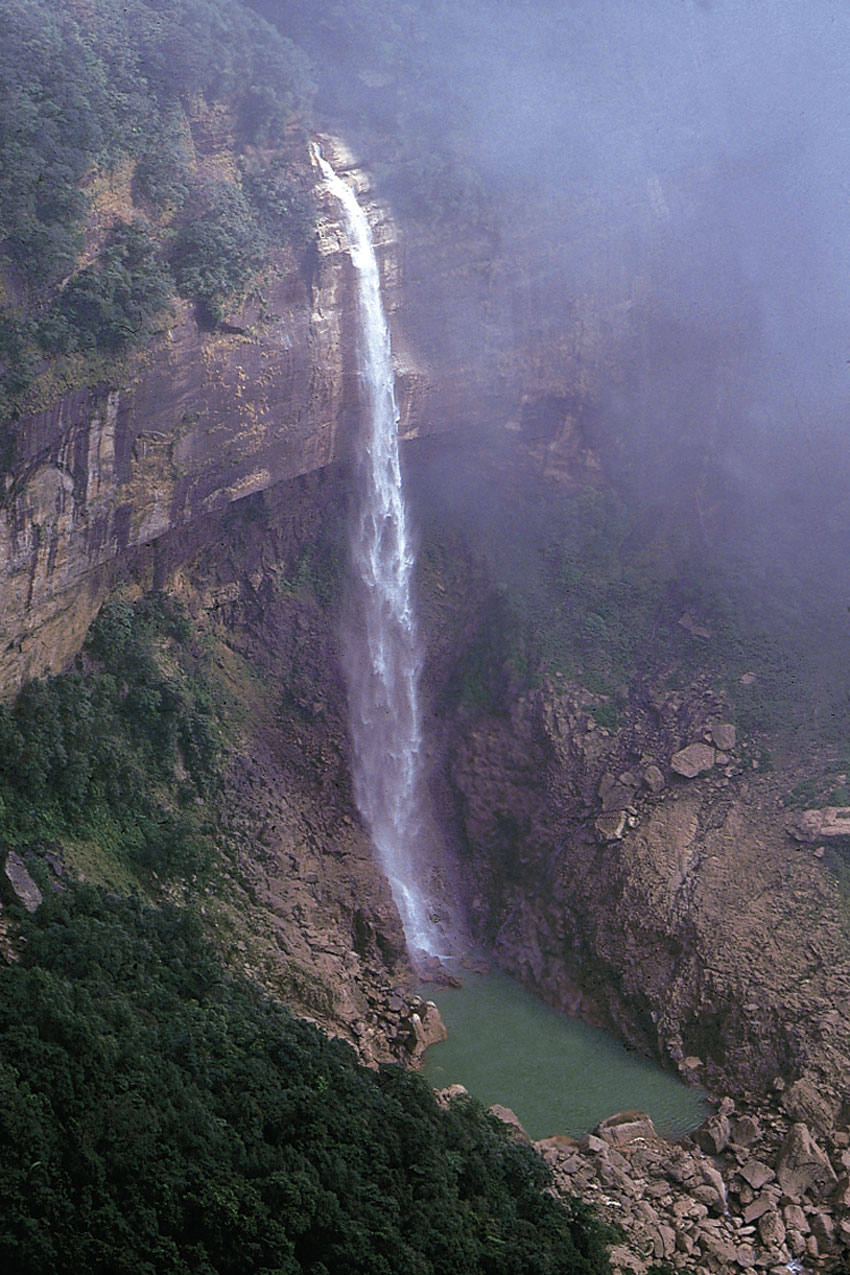 Nohakailikai Falls, Meghalaya. (Incredible India)