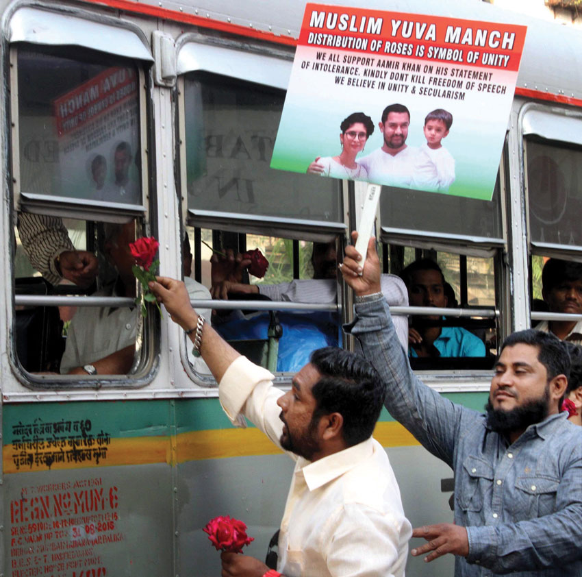 Nationalist Yuvak Congress and Muslim Yuva Manch and other secular organization distributing roses in support of Aamir Khan to spread the message of unity at Bhendi Bazar, in Mumbai, Nov. 27. (Press Trust of India)
