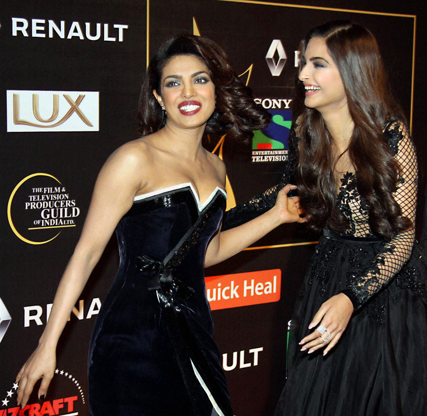 Priyanka Chopra and Sonam Kapoor at Guild Film Awards 2015, in Mumbai. (Press Trust of India) 