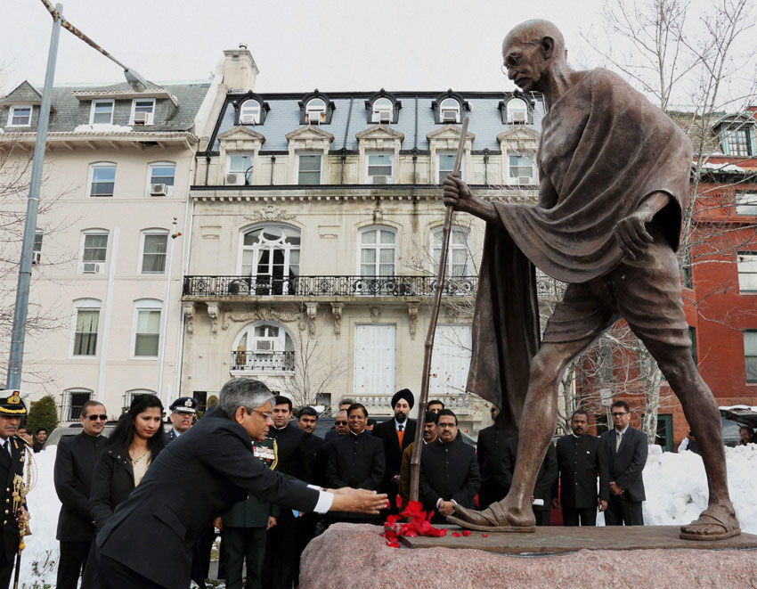 Ambassador Arun K. Singh paying floral tribute to the statue of Mahatma Gandhi on the occasion of India’s 67th Republic Day at Embassy of India in Washington, DC, Jan. 26. (Press Trust of India) 