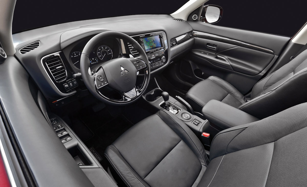 Interior view of the 2016 Mitsubishi Outlander. (Courtesy: Mitsubishi Motors) 
