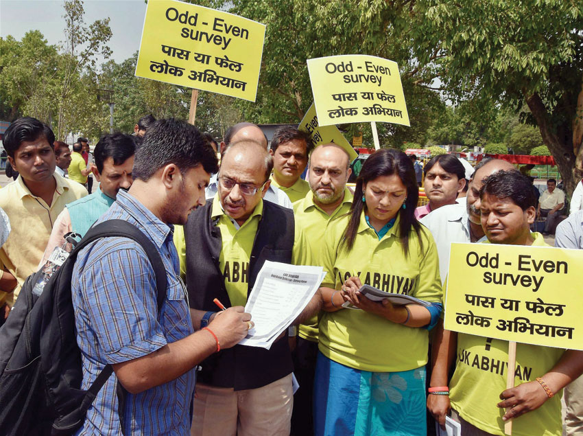 BJP MP Vijay Goel along with Lok Abhiyaan volunteers doing survey on odd-even scheme fail-pass at Rajiv Chowk Metro Station in New Delhi, April 26. (Press Trust of India) 