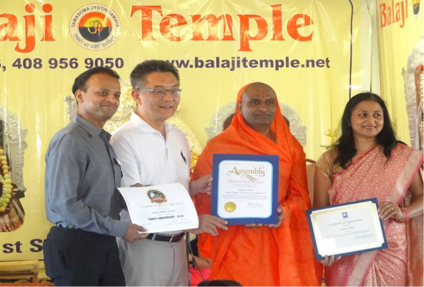 (L-r): Rishi Kumar, Kansen Chu and Cupertino Vice Mayor Savita Vaidhyanathan  presenting appreciation plaques to Narayananda Swami.