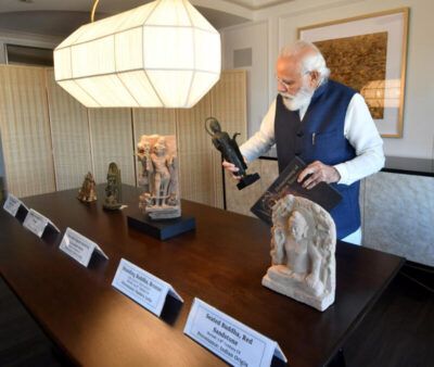 Indian Prime Minister Narendra Modi looking at the Indian artifacts and antiquities to be brought home to India from the U.S., in New York, Sept. 25, 2021. (PIB)