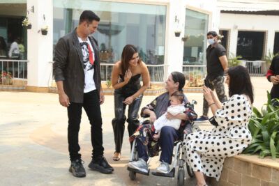 Akshay Kumar and Kriti Sanon interact with fans while promoting ‘Bachchhan Paandey’ (All Photos: APH Images)