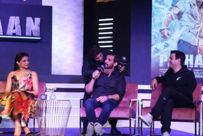 Team Pathaan have a chat on the movie's success. (L-r) Deepika Padukone, Shah Rukh Khan, John Abraham, Director Siddharth Anand (All Photos: Pallav Paliwal/APH Images)