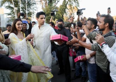 Newly weds Sidharth Malhotra and Kiara Advani distribute sweets to the crowd (All Photos: Pallav Paliwal/APH Images)