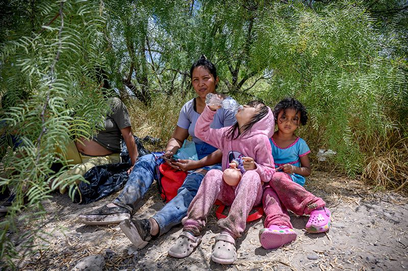 Detained immigrant families at the Texas border. (Manuel Ortiz Escámez/EMS)